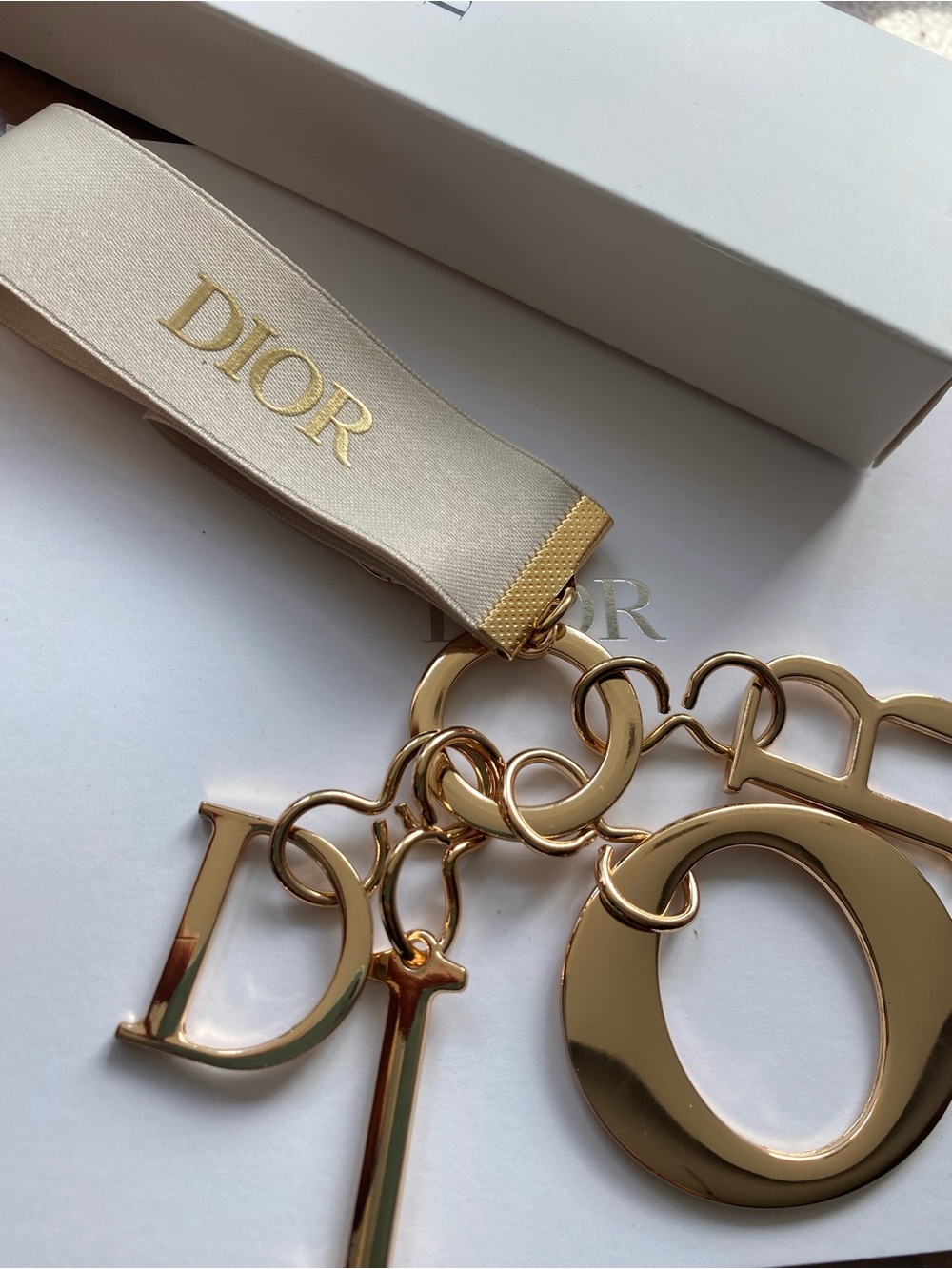 Fashion Gold Logo Key chain
Charm keybag GWP - Picture 5 of 7